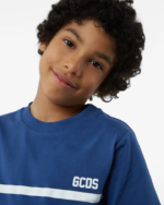 הַלבָּשָׁה GCDS חולצת לוגו של להקה נמוכה לג'וניור כְּחוֹל ילדים 0028720 - Image 4