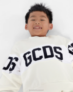 הַלבָּשָׁה GCDS צווארון צווארון להקת לוגו ג'וניור צבע קרם ילדים 0028684 - Image 4